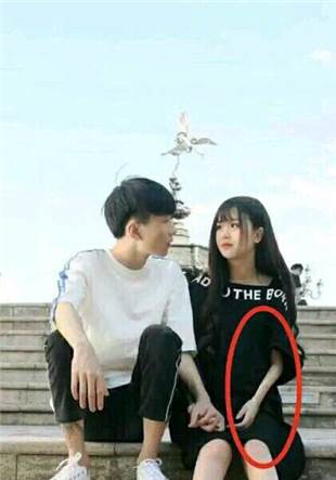 杨清柠用勺子敲破别人处