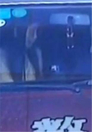 为拿驾照和教练在车内