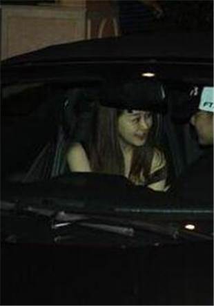 害羞还用雨伞挡住车窗 