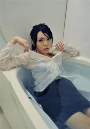 躲雨湿透的妩媚中文字幕