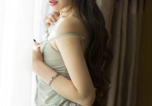 夫妇交换后再旁边作爱 