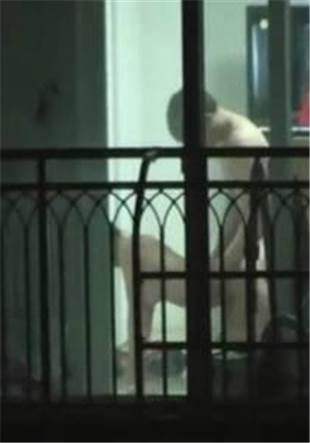 正在播放冒死偷拍邻居情侣