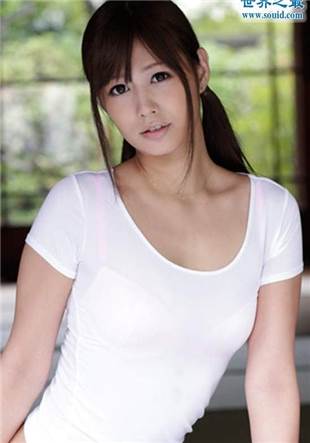 只穿外套里面光着上学