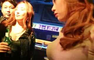 奈布给玛尔塔灌白色液体