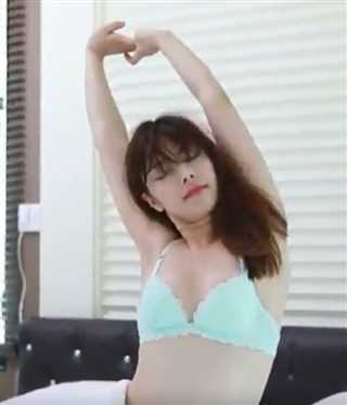 免费在线观看《一个为美貌和角色扮演而呻吟的婊子》