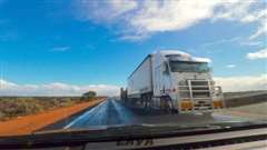 公路列车 Road Train